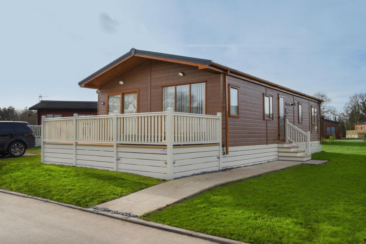 Rowan Lodge With Hot Tub Malton Exterior photo