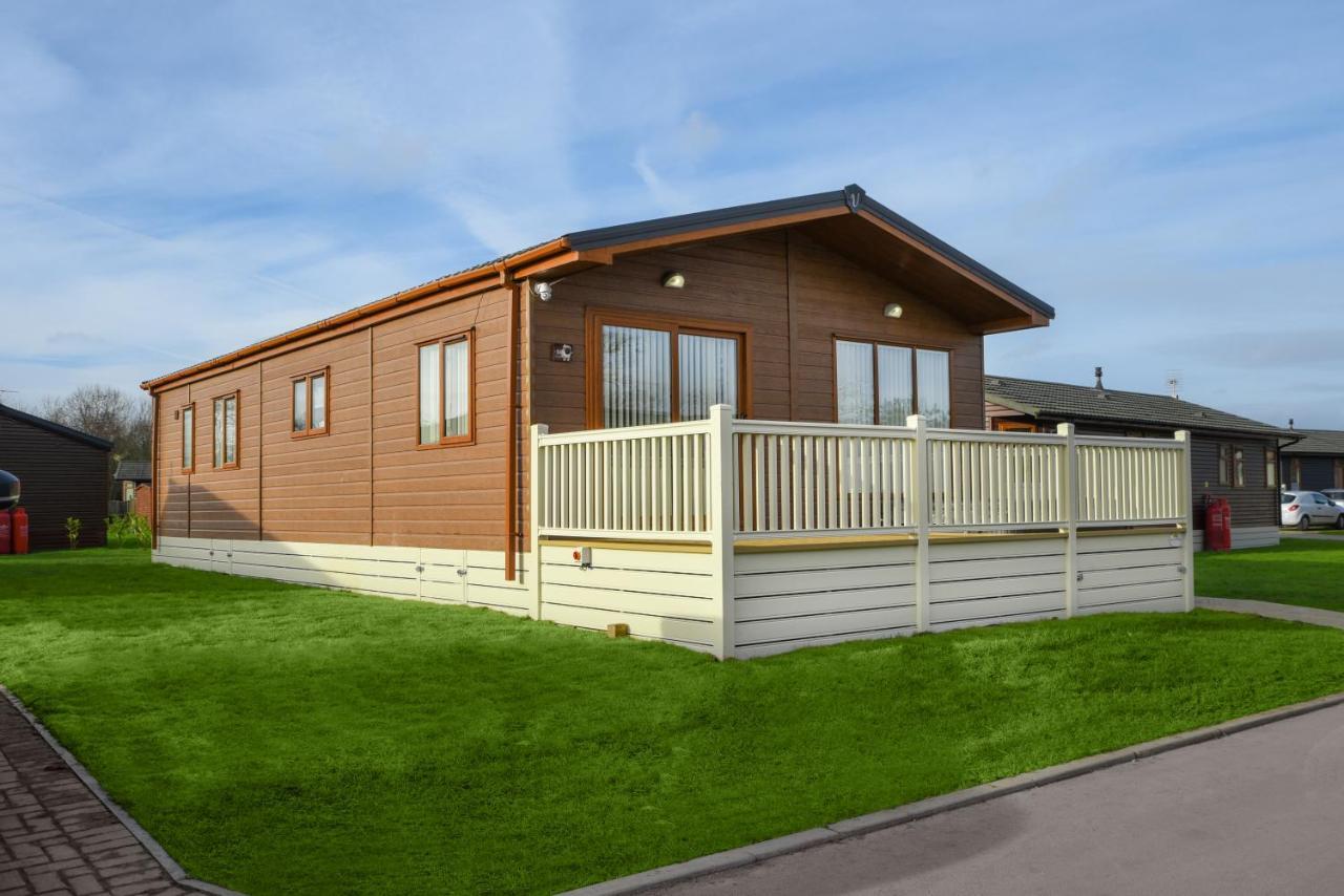 Rowan Lodge With Hot Tub Malton Exterior photo